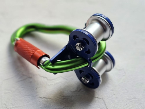  Ролик Treck V2 на карабине GURU Grass Twist Lock в Иваново  